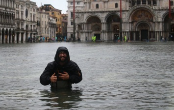 Волны на площади Святого Марка: Венецию затопило рекордное за 50 лет наводнение