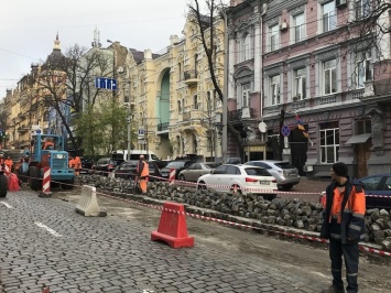 В центре Киева просела дорога: фото с места ЧП