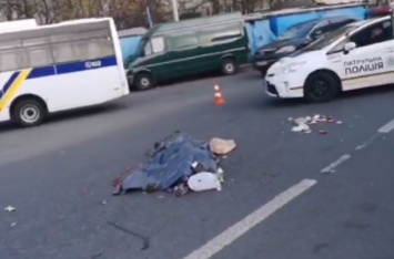 Будто в мясорубку попала: в Киеве женщину на «зебре» сбил грузовик. ВИДЕО