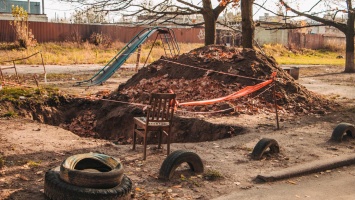В Киеве во дворе дома полгода не закапывают яму: в нее падали люди и собака