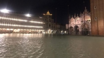Венецию накрыло мощное наводнение: 80% города под водой, достопримечательности затоплены