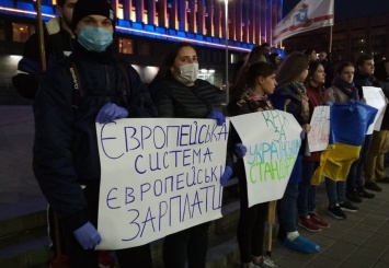 В Запорожье студенты-медики вышли на митинг против 12-ти лет обучения - фото