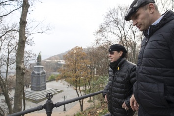 Вокалист Scorpions Клаус Майне прогулялся по Киеву с Кличко и спел для прохожих