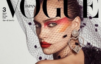 В черном кружеве и шляпке: Ирина Шейк блистает на новой обложке Vogue