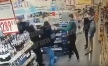 В Киеве подростки избили охранника супермаркета за просьбу не воровать. ВИДЕО
