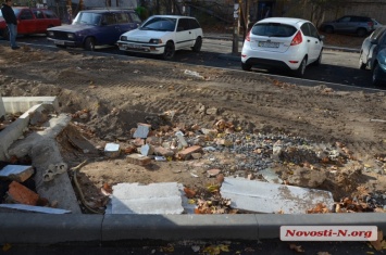 В Николаеве жильцы пожаловались, что дорожники «закатали» строительный мусор прямо у них во дворе