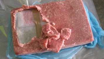 В британском порту задержан крупный груз кокаина в куске замороженного мяса (фото)