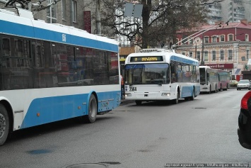 В Днепре из-за порыва на Набережной Заводской троллейбус №2 будет ездить с задержкой