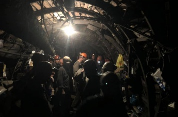 Люди на грани: на Луганщине третьи сутки под землей бастуют шахтеры