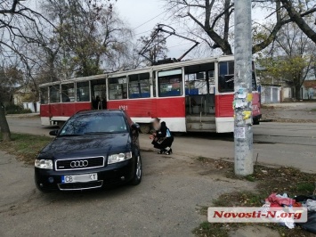 В центре Николаева трамвай зацепил Audii (ФОТО)