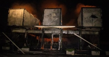 В Киеве массово сожгли магазины сети "Молоко от фермера", соргел ТРЦ (ВИДЕО)