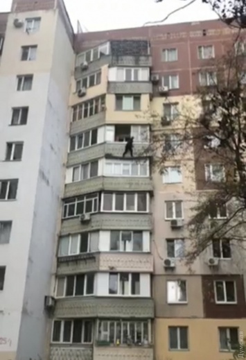 На Таирова "каскадер" карабкался по балконам высотки и встретил полицию с топором