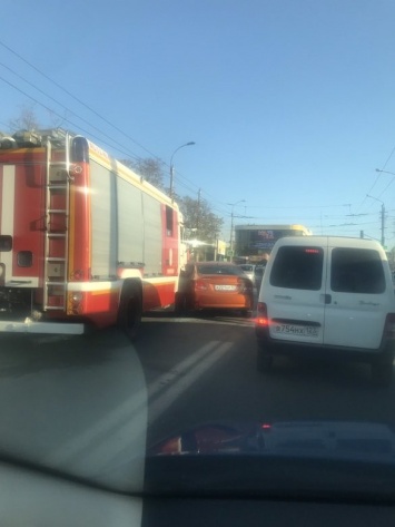 В Симферополе машина пожарных столкнулась с легковушкой