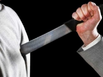 Мужчина воткнул нож в спину своего сына