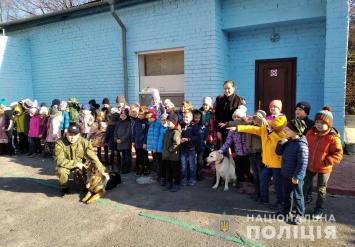 Школьникам Днепра показали, как работают служебные полицейские собаки
