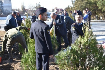 В Симферополе высадили аллею в память о воинах, погибших в годы Великой Отечественной войны