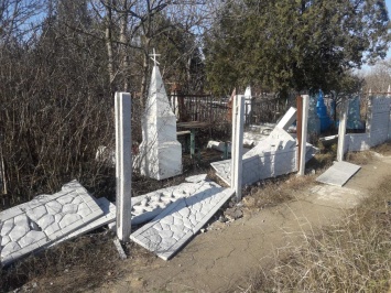 В Бердянске неизвестные разбили забор старого кладбища