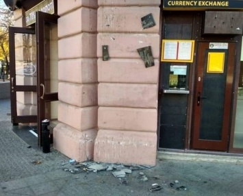 Крупная сумма: за информацию о вандале, разбившим табличку на Дерибасовской, предлагают сто тысяч