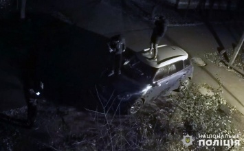 Полицейские установили личности подростков, которые ночью повредили автомобиль покровчанки