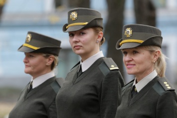 Закончили тестирование женской военной формы: шляпка, подчеркивающие фигуру брюки и туфли на каблуке (ФОТО)