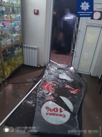 Ночной дебош на поселке Котовского: нетрезвый посетитель выбил двери аптеки