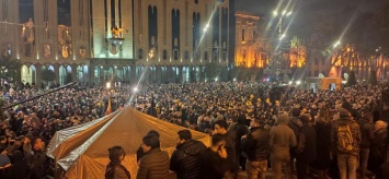 Тбилиси охватили массовые акции, мэр Каха Каладзе показал протестующим фак (видео)