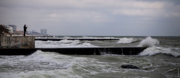 Идеальный шторм на одесском пляже: волны взбили в пену осеннее море