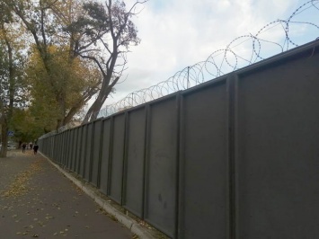 Бывший пивзавод на Гагарина спрятали за высоким забором с колючей проволокой