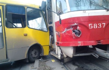 ДТП в Киеве: маршруточник устроил тройную аварию, беседуя по телефону за рулем