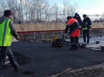 В Станице Луганской возведение нового моста выходит на финишную стадию: уже установлены перила (фото)