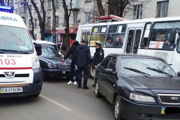 Устроили самосуд: в Черкассах водитель ''евробляхи'' сбил пешехода и пытался сбежать. фото