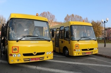 Школам нескольких районов Херсонщины передали 8 новых автобусов