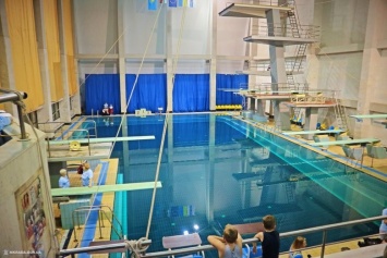 В Николаеве стартовали соревнования по прыжкам в воду