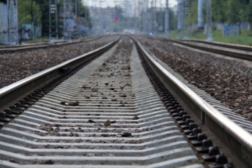 Смерть из-за наушников: на Киевщине 18-летняя девушка попала под колеса поезда