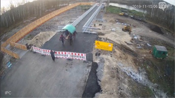 Жители самопровозглашенной "ЛНР" украли лавочку с ремонтируемого Украиной моста в Станице Луганской, - ВИДЕО