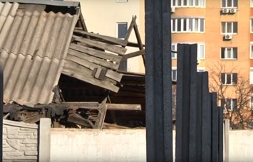 «Соседские войны» в Днепре: снос стены и разрушение дома