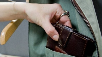 В Никополе полицейские задержали 61-летнюю женщину, которая украла кошелек с деньгами