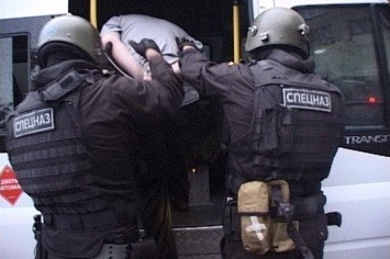 Украинцы в восторге, такое бывает редко: полиция и спецназ уложили мордами в пол коллекторов. Видео