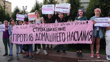 Женщины в России стали чаще выходить на акции протеста. Почему?
