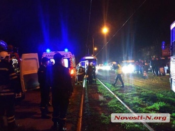 В Николаеве пешеход попал под трамвай - пострадавшего извлекали спасатели