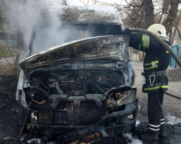 В Запорожье дотла сгорел легковой автомобиль (ФОТО)