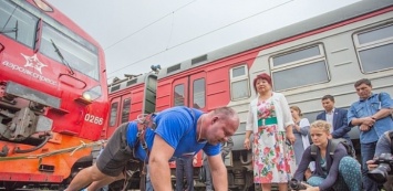 Российские силачи установят рекорд в честь запуска поездов по Крымскому мосту