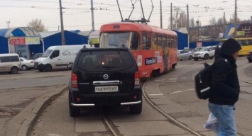 Перекрыл дорогу трамваю: киевлян разозлил «герой парковки»