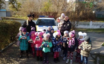 В Никополе полицейские учили с детьми «Азбуку дорожного движения»