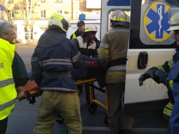 В Кривом Роге чрезвычайники вытащили человека из-под искореженного автомобиля