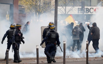 Во Франции в годовщину движения "желтых жилетов" прошли акции протеста