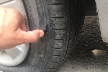 Эксперт рассказал, как самостоятельно починить пробитое колесо в дороге