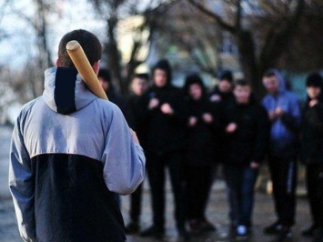 В Харькове десятки молодых людей схлестнулись в драке (видео)