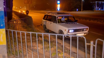 В Днепре на Донецком шоссе ВАЗ снес дорожное ограждение