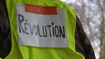 Газ и массовые аресты - "желтые жилеты" снова протестуют в Париже